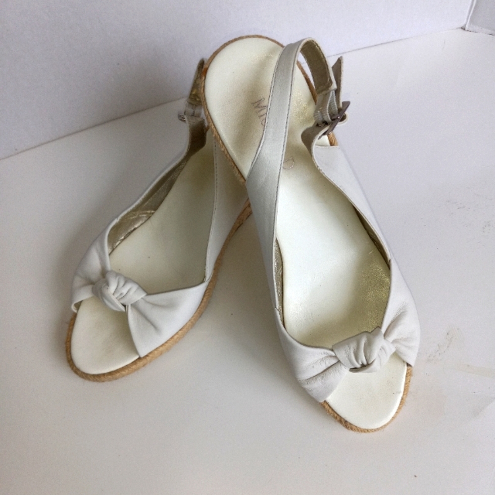 Michelle D White straw wedge open toe with knot accent around the toes 7.5